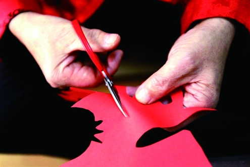 给个主题,徐健可以剪几百张不重样的剪纸造型